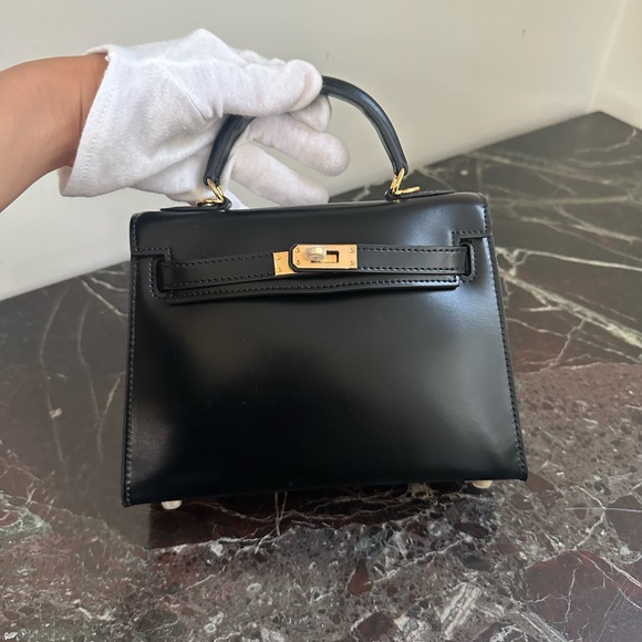 Classic Leather Hangbag Gold Lock - Picture 3 of 12